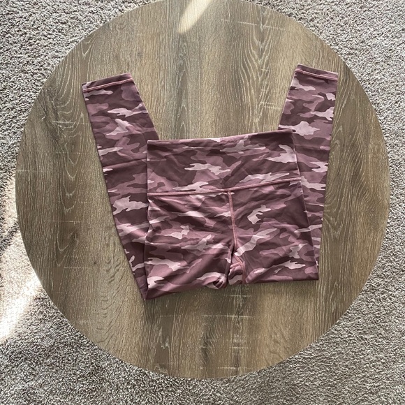 Athleta Elation Camo 7/8 leggings mauve flora - Picture 2 of 4